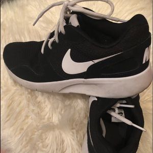 NIKE 🖤youth 5 sneakers can fit women size 7🖤